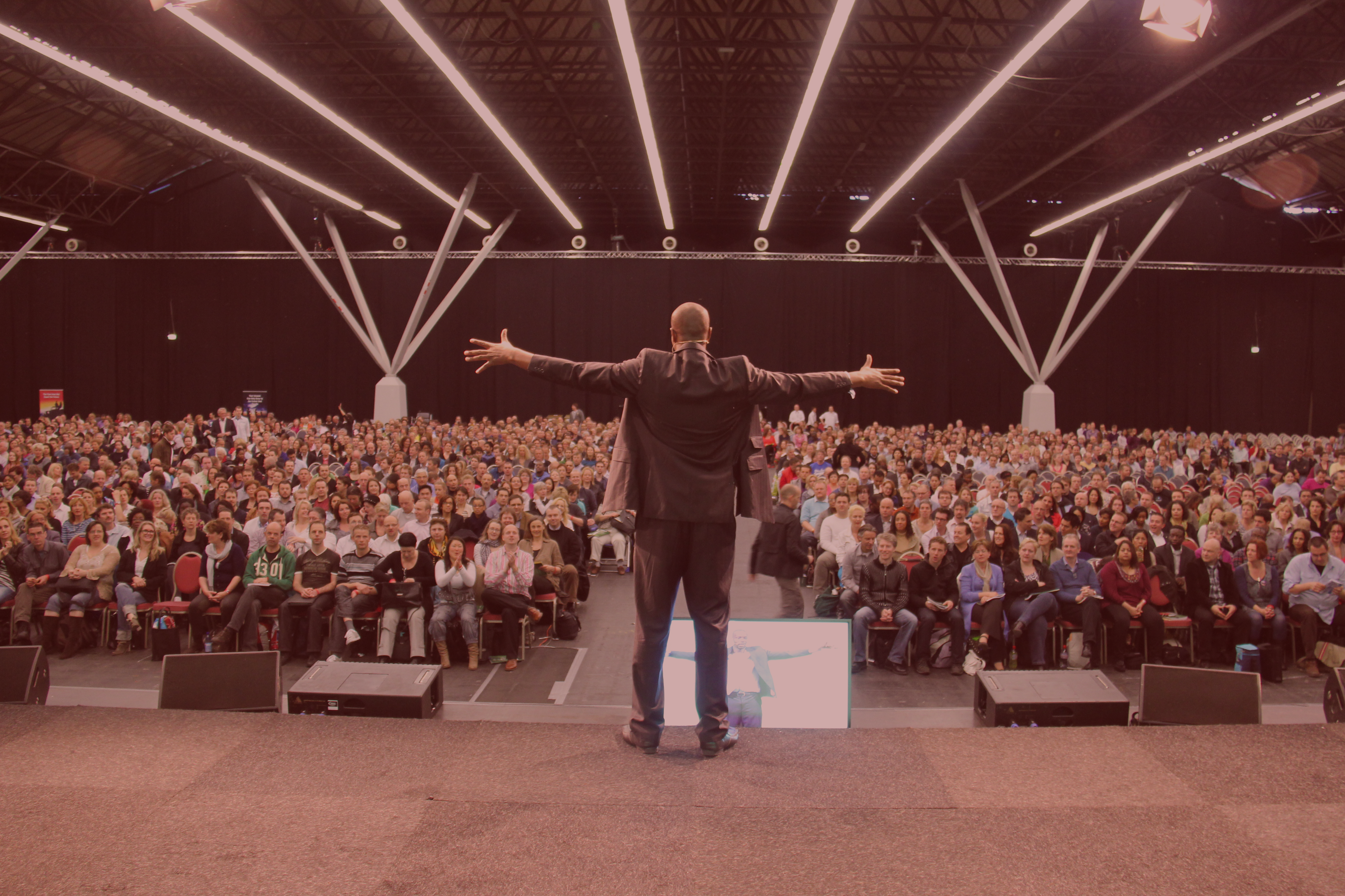 Перед зрителями. Зрители на конференции. Luxury Conference audience. Instant audience. Номинация «audience Award» на гребне волны Автор: София Борисова.